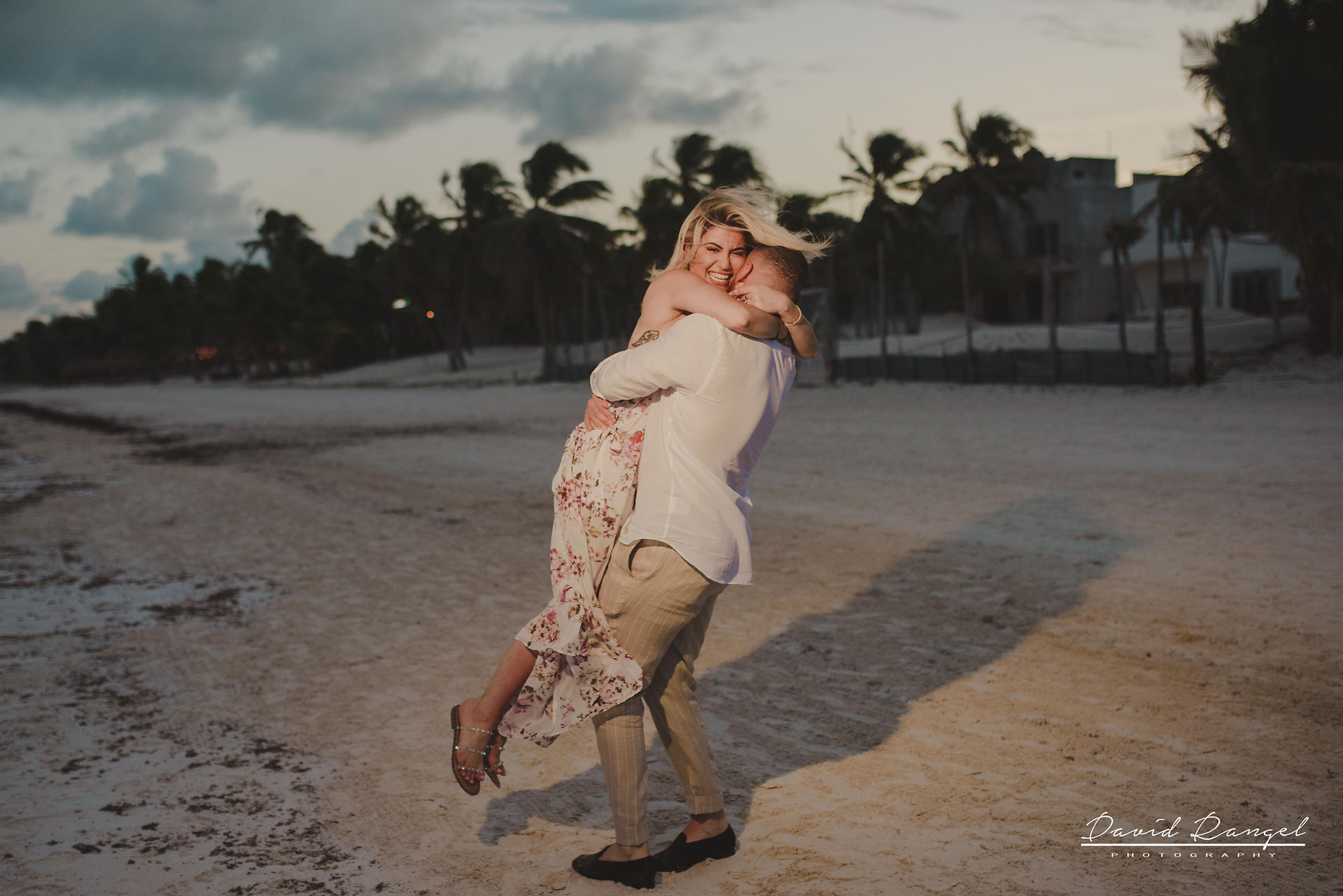 engagement+session+photo+shot+romantic+sorprise+beach+caribe+sand+mexico+tulum+casa+malca+hotel+boutique+girl+man+union+she+say+yes+ring+propose