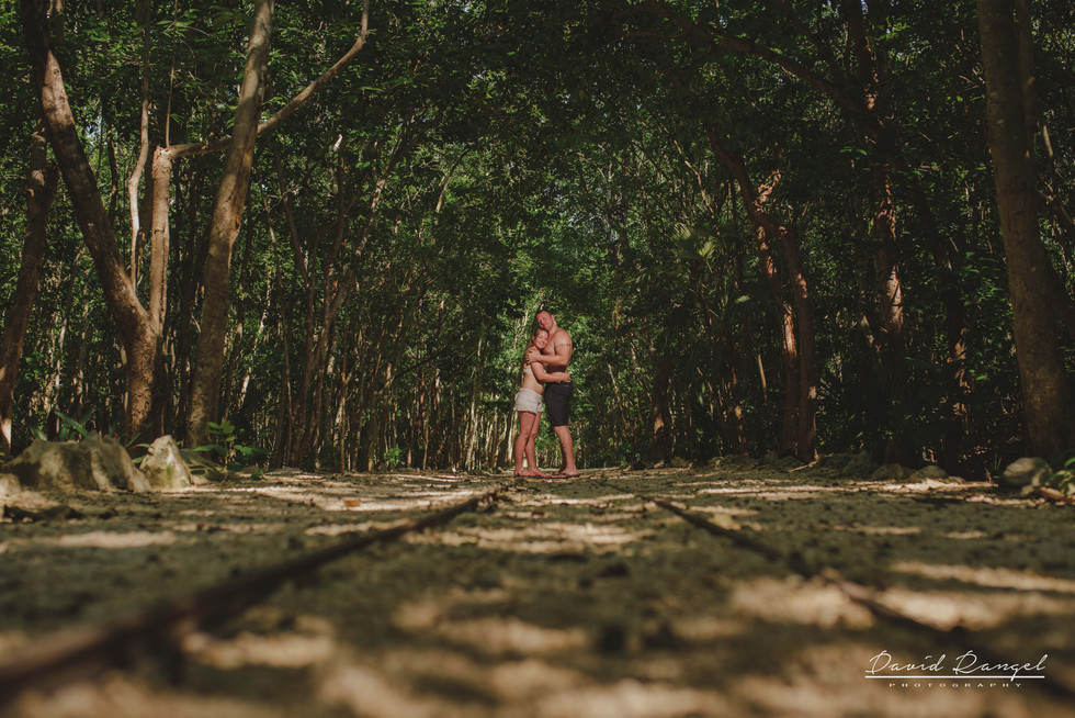 cenote+couple+engagement+session+marriage+proposal+love+nature+destination+photographer+photo+mexico+playa+del+carmen+pre+wedding