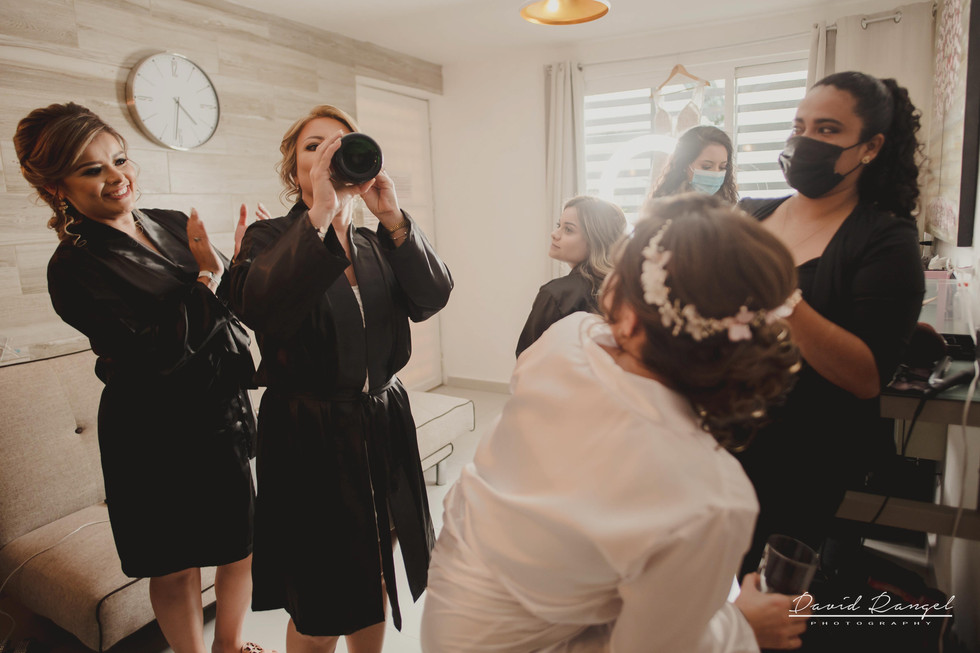bride+getting+ready+shadow+earring++bathrobe+natural+ligh+photo+destination+wedding+isla+blanca+smile+champagne+mirror+photo+celebration+drink+alcohol+mother+of+the+bride+crue