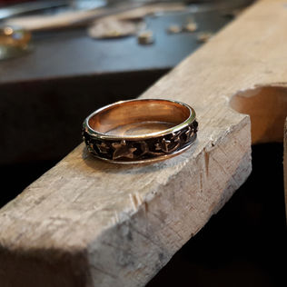 oak leaf engraved rose gold wedding ring
