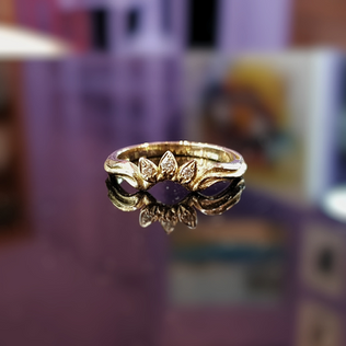 leafy crown shaped shadowband in yellow gold and diamond to fit around lion king ring