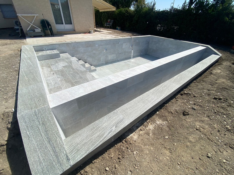 construction-piscine à débordement-pierres naturelles-prosystem