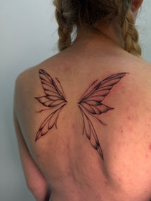 Fine-Line-Feenflügel-Tattoo auf dem oberen Rücken