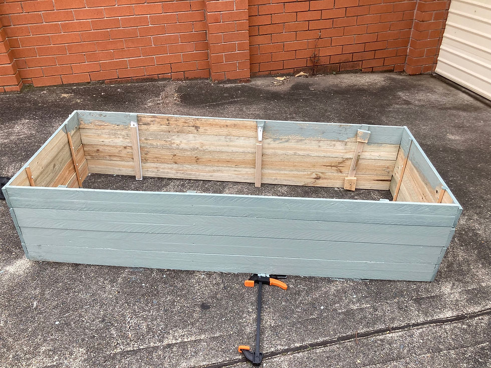 Raised garden bed