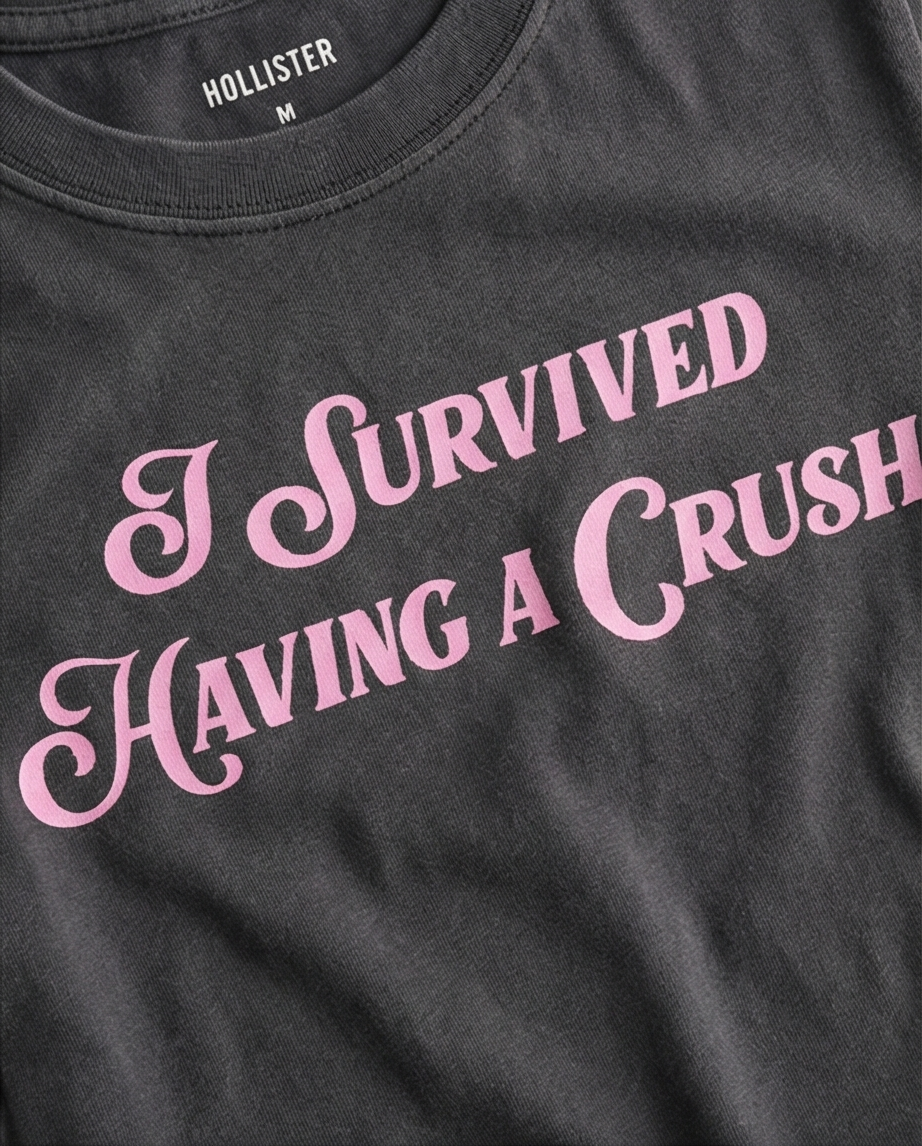 Baby Tee “Sobreviví a un crush” - Hollister