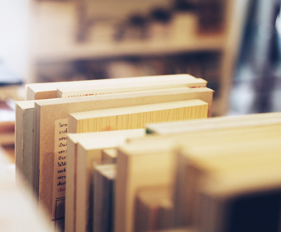 Livres sur les étagères