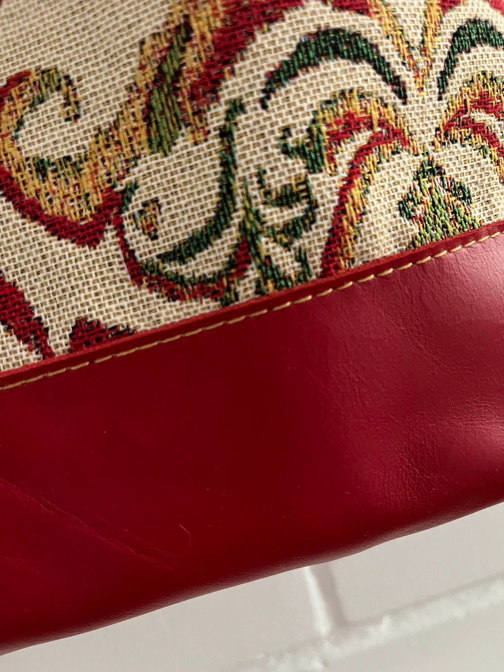 BAS DE SAC EN CUIR ROUGE AVEC SURPIQURES SUR TOTE BAG FAIT MAIN