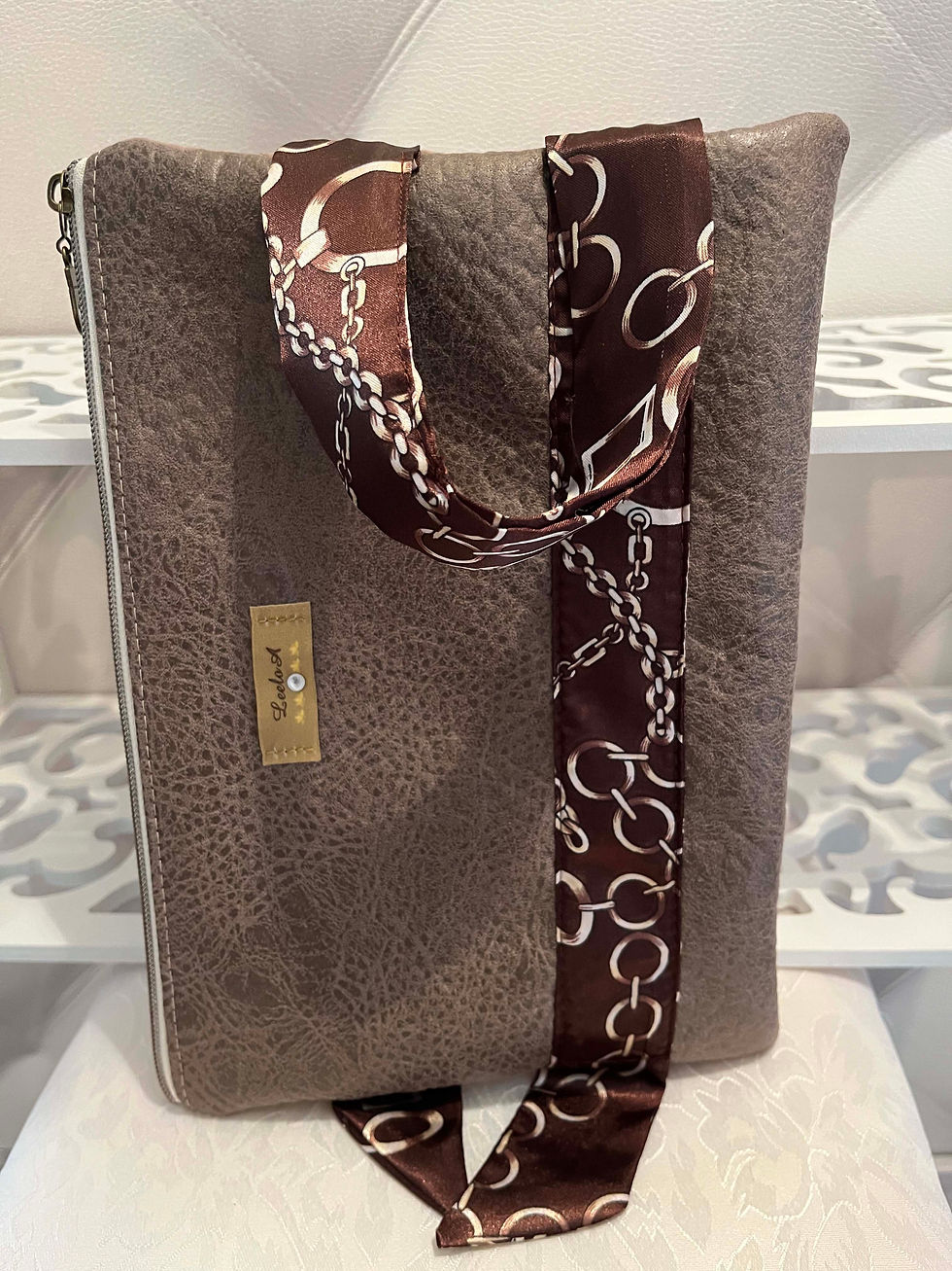 Miniature : POCHETTE IPAD "BRUN CHIC" - LEELOA - VUE DE DOS