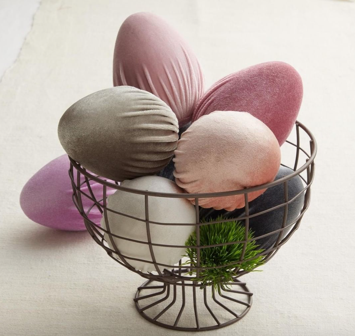 VELVET EGG IN PASTEL TONES