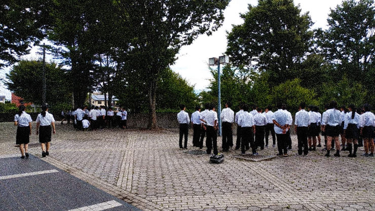 文化会館の外で最後の練習
