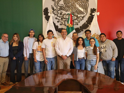 Estudiantes universitarios visitan la Presidencia Municipal.