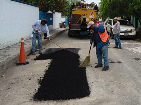 Intenso operativo de bacheo tras reportes por lluvias en la Capital.
