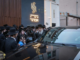הונדערטער נגידי ועסקני סאטמאר מיטגעהאלטן נעכטן אויפדערנאכט פייערליכער מעמד חנוכת הבית פונעם נייעם פרעכטיגן חתונה זאל גינת אסתר אין וויליאמסבורג