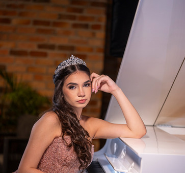 Foto de debutante tocando piano no cenário clássico do Sítio São Jorge em São Bernardo do Campo, por Mateus Josan.