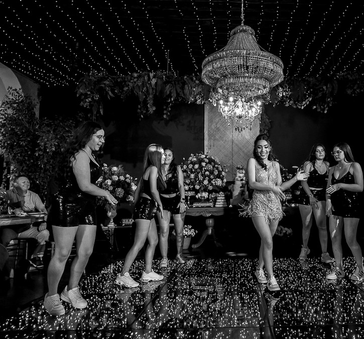Festa de 15 anos animada no Buffet Napoleão em SBC, cobertura fotográfica profissional Mateus Josan.