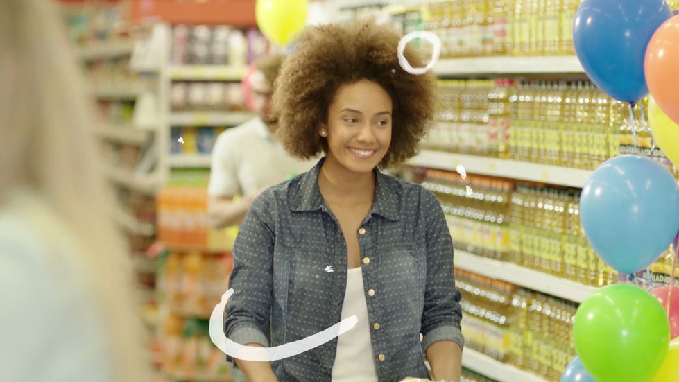 Mulher negra andando pelo supermercado com desenhos se formando