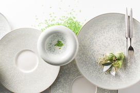 JAUNE DE CHROME LIMOGES はフランスの高級ブランド食器。verreベールは東京の渋谷区恵比寿、大阪、神戸で、日本国内や世界の高級レストランや高級ホテルで使用されるヨーロッパやオリジナルである和の趣の磁器やガラス食器、カトラリーなど上質で洗練された食器を販売するテーブルウェアショップで結婚祝いなど贈答品にもハイセンスで喜ばれています