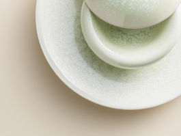 JAUNE DE CHROME LIMOGES はフランスの高級ブランド食器。verreベールは東京の渋谷区恵比寿、大阪、神戸で、日本国内や世界の高級レストランや高級ホテルで使用されるヨーロッパやオリジナルである和の趣の磁器やガラス食器、カトラリーなど上質で洗練された食器を販売するテーブルウェアショップで結婚祝いなど贈答品にもハイセンスで喜ばれています