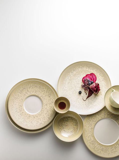 JAUNE DE CHROME LIMOGES はフランスの高級ブランド食器。verreベールは東京の渋谷区恵比寿、大阪、神戸で、日本国内や世界の高級レストランや高級ホテルで使用されるヨーロッパやオリジナルである和の趣の磁器やガラス食器、カトラリーなど上質で洗練された食器を販売するテーブルウェアショップで結婚祝いなど贈答品にもハイセンスで喜ばれています