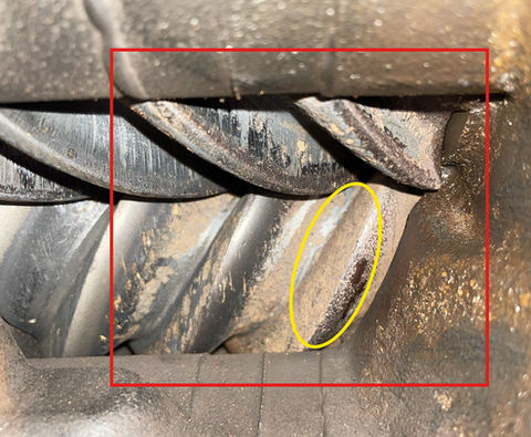 Lớp coating rotor máy nén khí không dầu Atlas copco bị bong tróc, hư hỏng hoàn toàn gây xói mòn nghiêm trọng