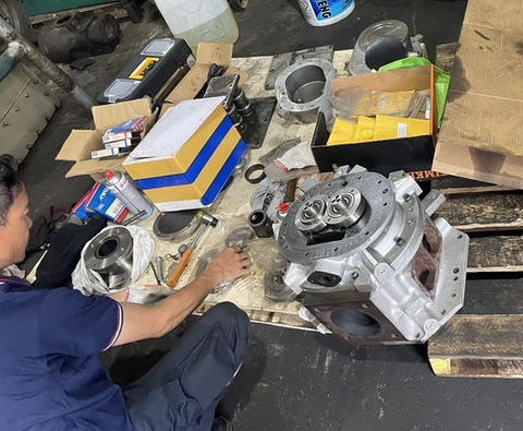 Hình ảnh đại tu máy nén trục vít không dầu Kobelco