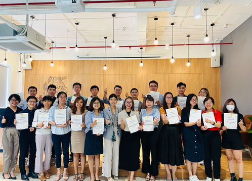 Nhóm người trẻ cầm chứng chỉ