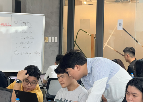 Những người trẻ đang hợp tác trên máy tính xách tay.