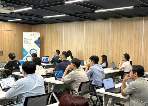 Học viên trong phòng đào tạo nhìn vào laptop