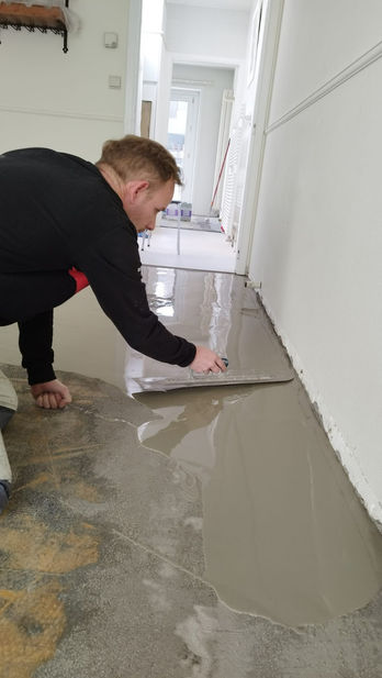 zaakvoerder lorenzo dhont maakt de ondergrond klaar om de vloerbekleding te kunnen installeren waar hij specialist in is