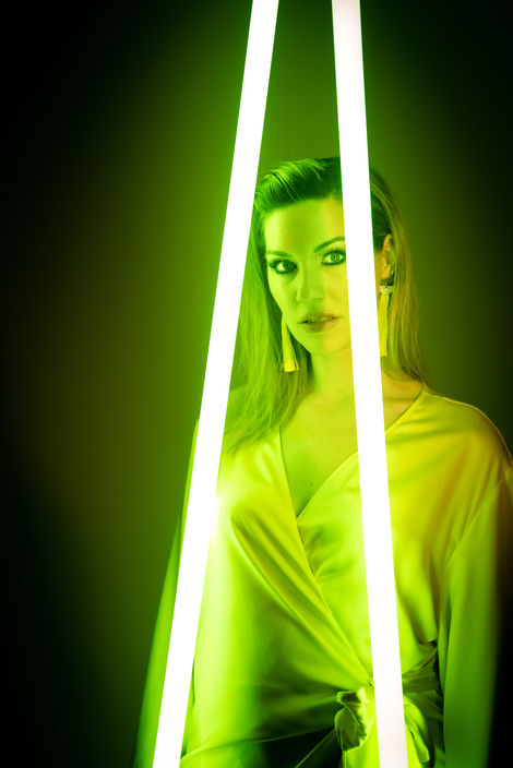 Nyna with yellow-Lights