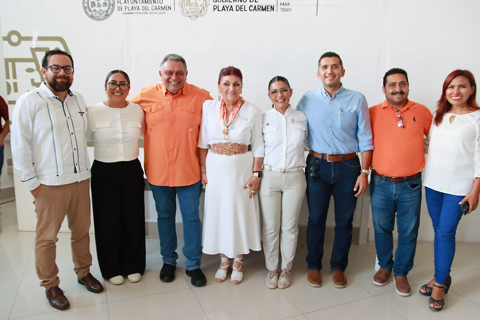 Dr. José A. Uribe, Secretario de Salud, regidora María de los Milagros Álvarez, Lic. Jesús Rodríguez Herrera, Director General del DIF., Josefina "Polaka" Muza Simón, Décima Cuarta Regidora, Lic. Deyanira Martínez, Secretaria de Justicia Social y Participación Ciudadana, Profesor Manuel Lizama Guerrero, Director de Educación, desarrollo humano y bibliotecas públicas, Lic. Mirrain, Srio Técnico de Justicia Social y Participación Ciudadana, y la concejal representante de la Alcaldía de Puerto Aventuras.