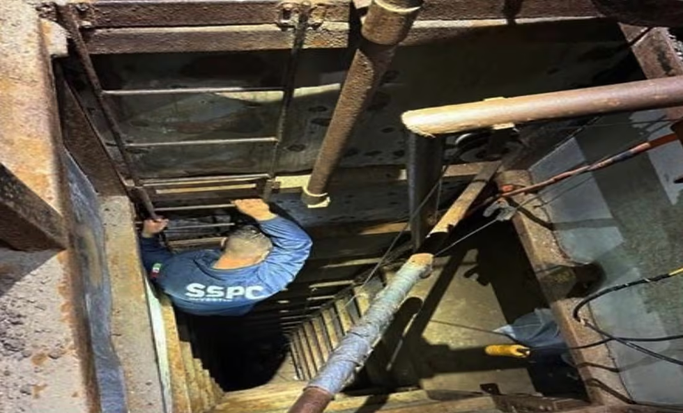 Con orden de cateo en mano fue intervenido un predio en el fraccionamiento Nueva Tijuana donde fue localizado un túnel de unos 600 de profundidad que conectaba a Mexico con USA.