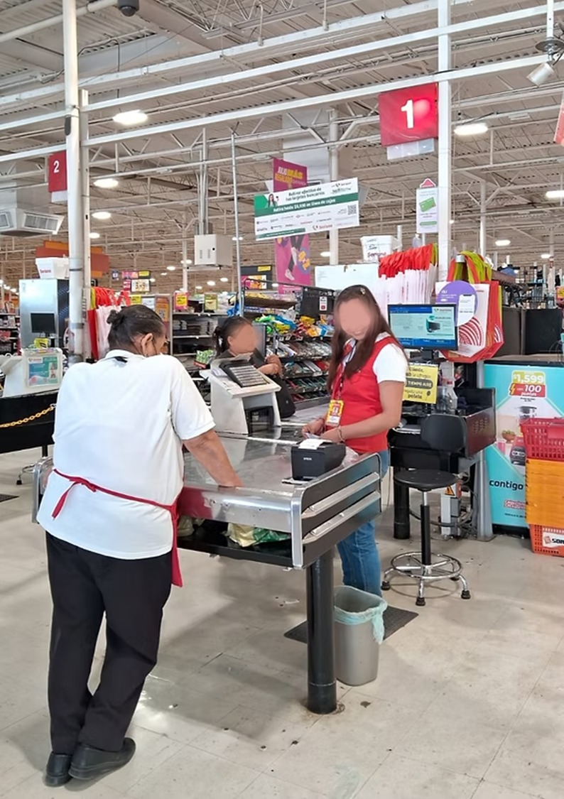 Cajeras, empacadores y otros trabajadores ya cuentan con sillas apropiadas, lo que representa no solo el cumplimiento de una nueva norma, de la "Ley Silla", sino un verdadero acto de justicia laboral.