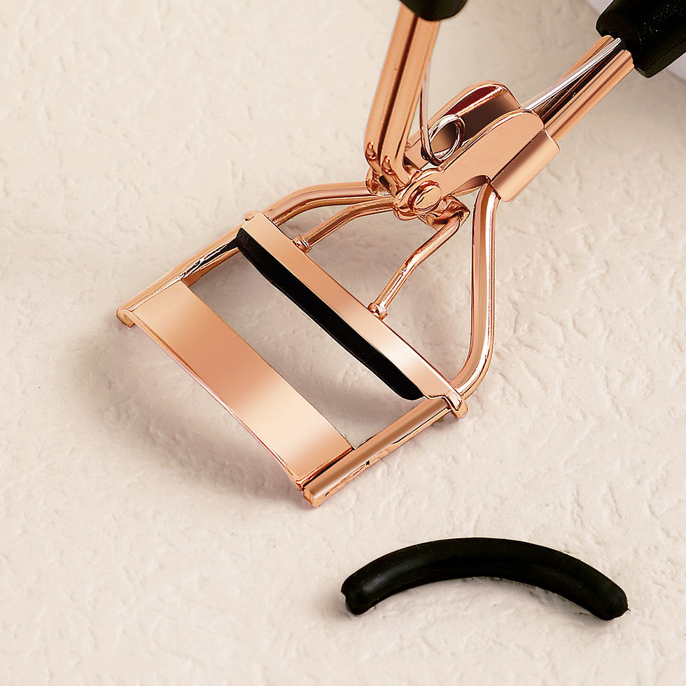 Thumbnail: Compact Stainless Steel Eyelash Curler & 15 Refill Pads
