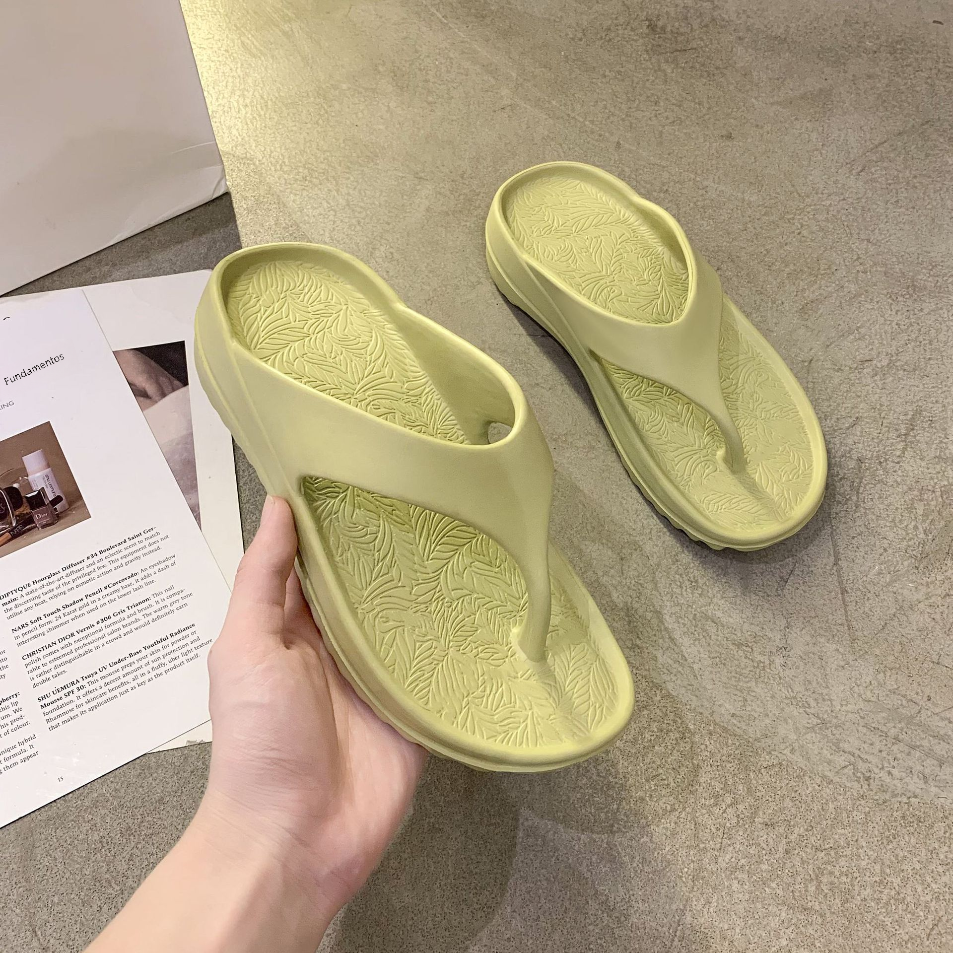 Fashionable Outdoor Soft Sole Beach Flip Flops for Couples