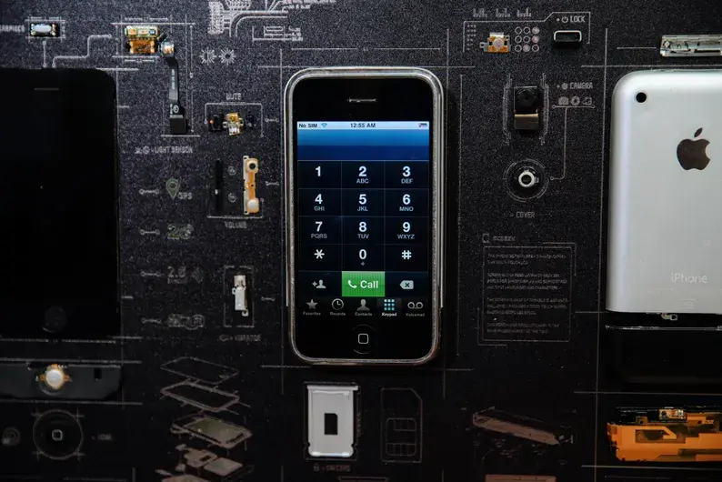 Miniaturbild: Collector's Series Disassembled iPhone 1st Gen Art With Frame