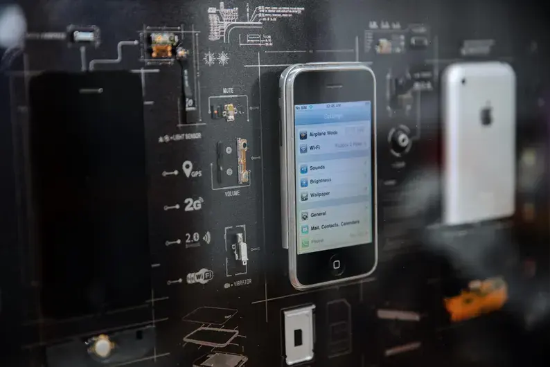 Miniaturbild: Collector's Series Disassembled iPhone 1st Gen Art With Frame