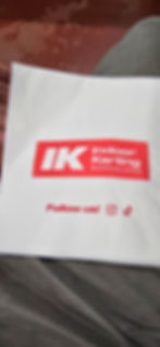 Bossa blanca promocional, logo IK IndoKr Katering, 'Segueix-nos!'