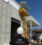 Instal·lació i muntatge amb plataforma elevadora en façana d'edifici