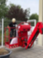 Treballador en plataforma elevadora per a instal·lacions.