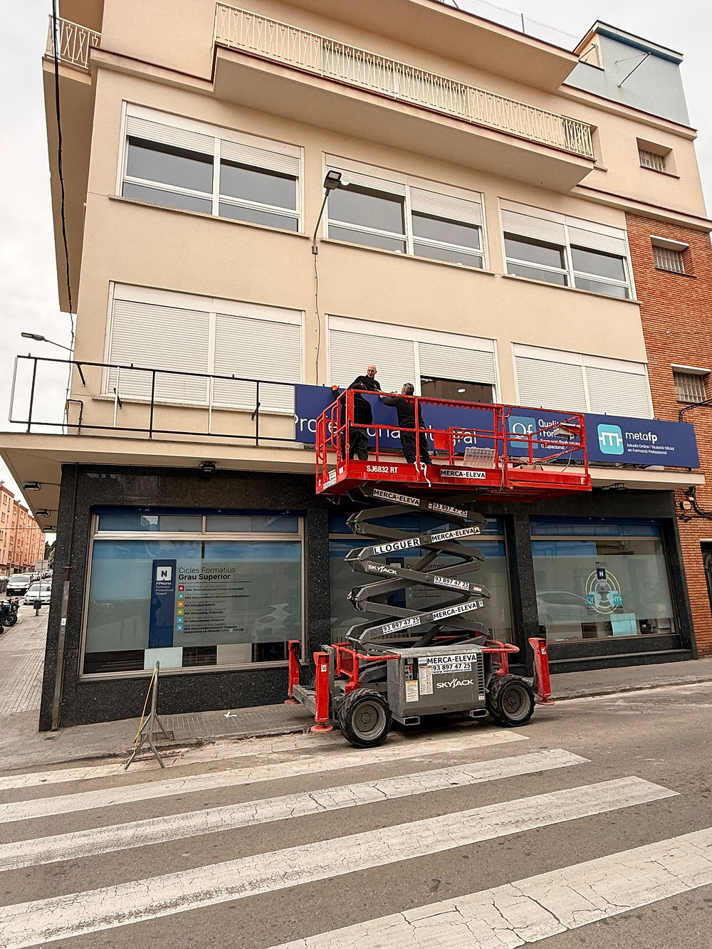 Instal·lacions i muntatges a façana amb elevador de tisora.