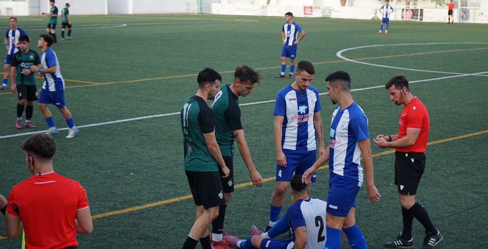 Un jugador del Belmezano en el suelo durante el partido | Ismael Serrano
