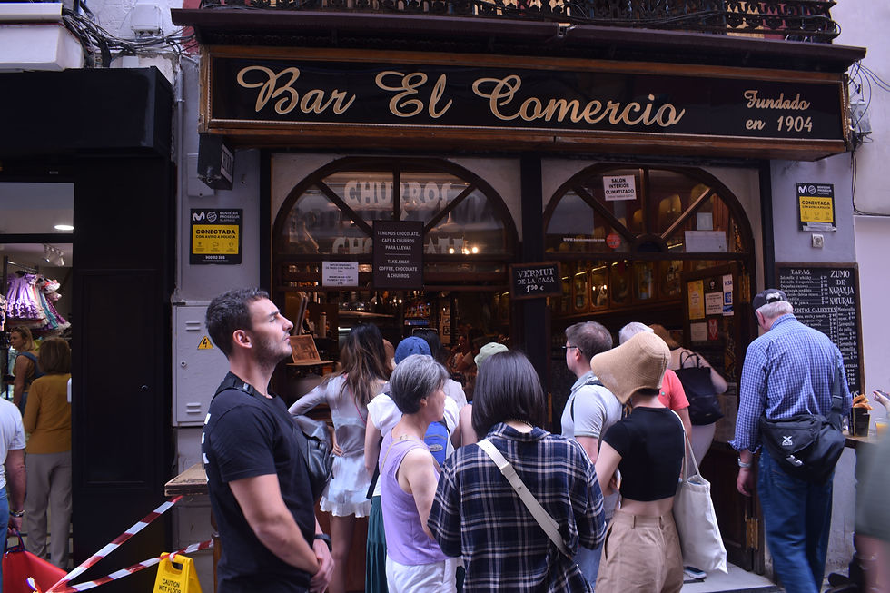 Clásico "Bar el Comercio", con una extensa cola de turistas a sus puertas | María Ferrete