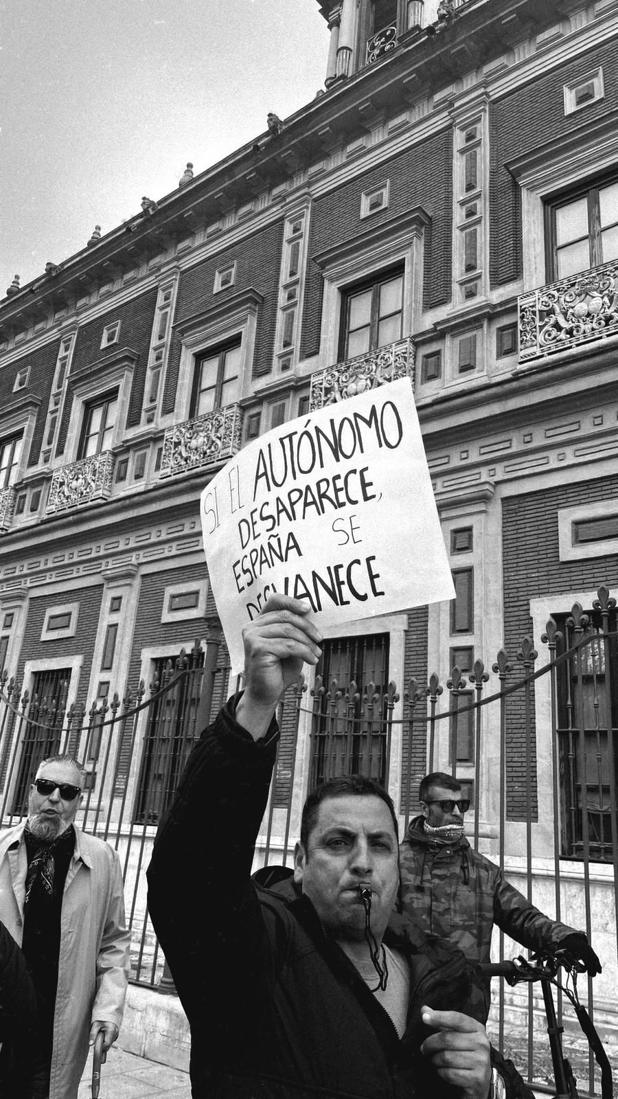 Manifestantes frente al Palacio de San Telmo | Paula Cabezalí 