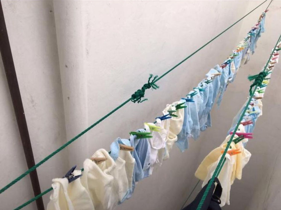 Ropa tendida en casa de Mariví, preparados para la llegada de los niños que se incorporan a su nueva familia de acogida. | Cedida por Mariví Barbero