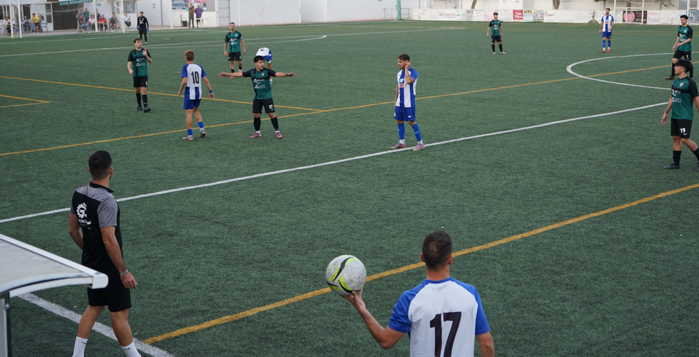 Saque de banda del Belmezano durante el partido | Ismael Serrano