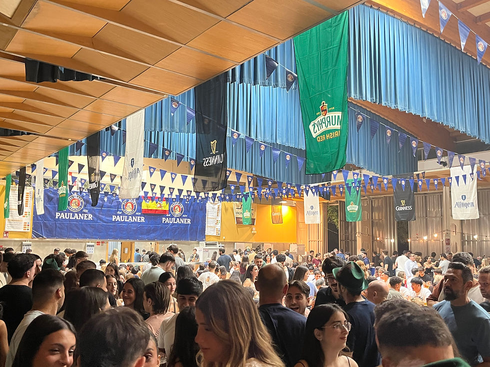 Asistentes disfrutando del evento más esperado del año. Paula Cabezalí