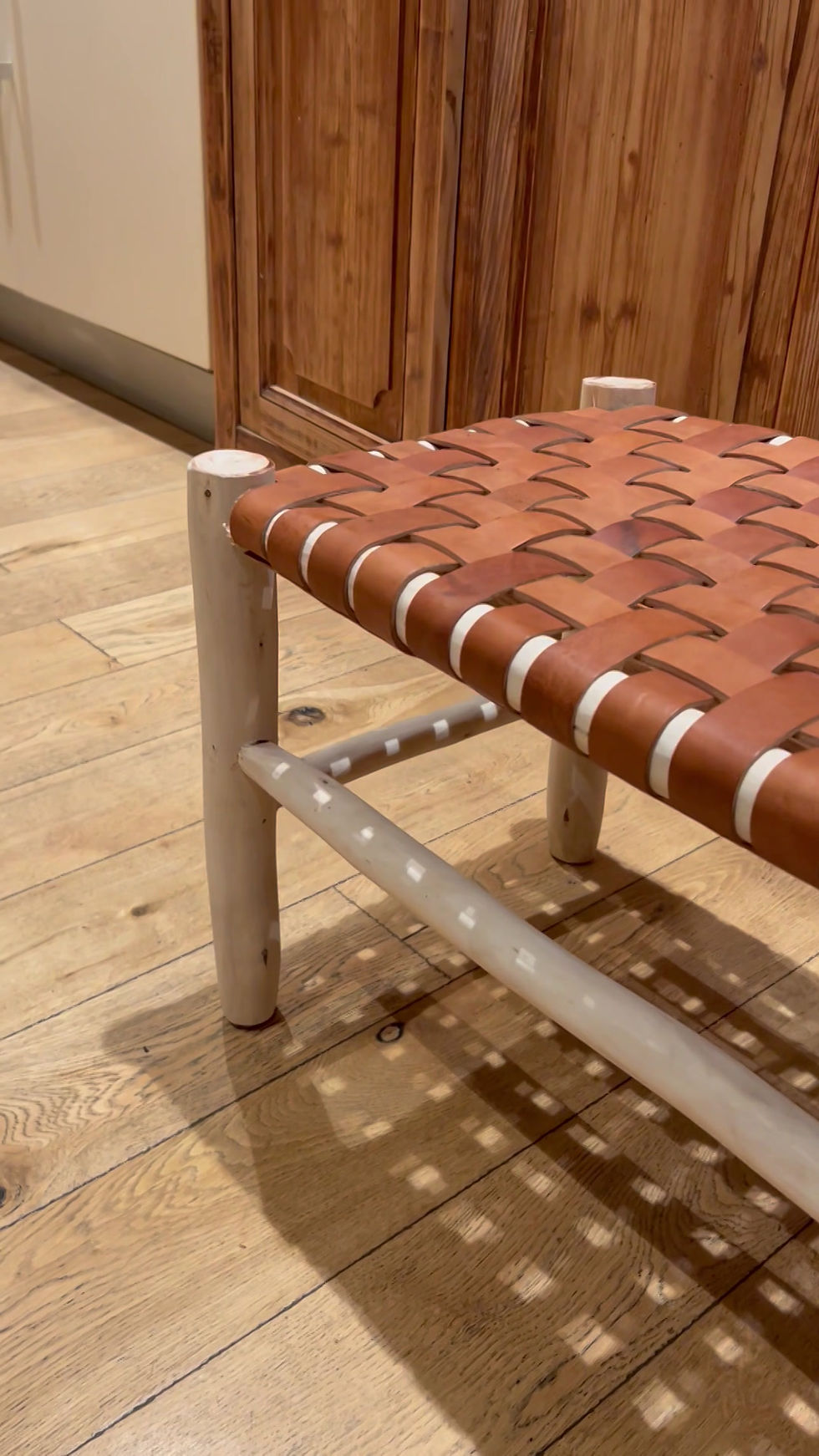 Miniature : Banc en bois d’eucalyptus, assise en cuir 