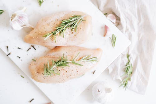 Pechugas De Pollo Rellenas De Queso De Hierbas Con Puré De Papas Al Ajo