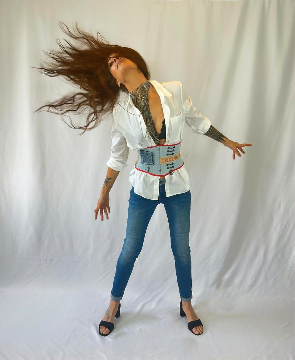 Miniatura: corset Serre-taille en jean avec poche et breloques